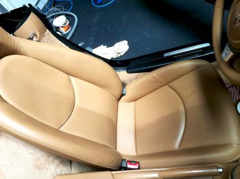 Siège cuir à moitié nettoyé Porsche Boxster RC Sellerie