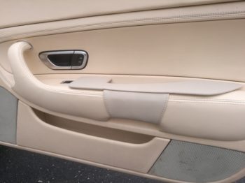 Gainage en cuir Bentley Magnolia de l'accoudoir passager et réalisation d'une manchette de protection amovible pour les pattes du passager canin RC Sellerie
