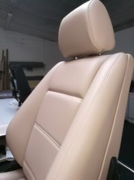 Siège en cuir beige rénové E30 RC Sellerie