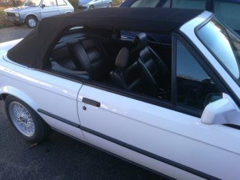 Remplacement d'une capote en Alpaga sur ce youngtimer à la cote montante RC Sellerie