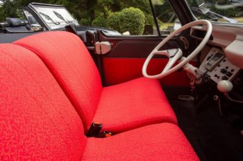 Remplacement du tissu diamanté rouge sur 2CV Azelle par RC Sellerie RC Sellerie