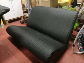 Nouvelle coiffe en simili quadrillé noir sur banquette arrière 2CV Citroën RC Sellerie