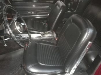 Remplacement des mousses et du simili-cuir pour ce bariolet Mustang 1967 par RC Sellerie RC Sellerie