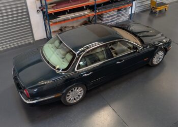 Fin du chantier de rénovation du ciel de toit avec toit ouvrant et ébénisteries RC Sellerie