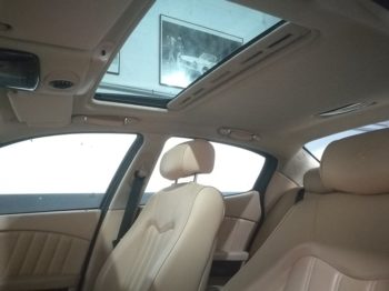 Remplacement du tissu de ciel de toit coquille d'oeuf avec toit ouvrant sur Maserati Quattroporte par RC Sellerie RC Sellerie