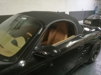 Remplacement de la capote noire en Alpaga avec vitrage en verre d'un Porsche Boxster GTS par RC Sellerie RC Sellerie