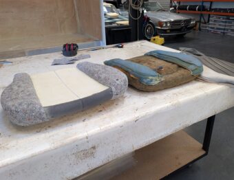 Remplacement de la matelassure en crin et mousse pour Mercedes 450 SL - R107 par RC Sellerie. Photo Avant / Après RC Sellerie