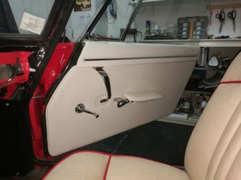 Rénovation totale du panneau de porte de ce cabriolet 404 en simili cuir RC Sellerie