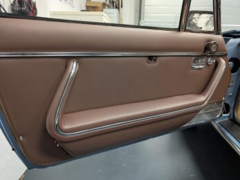 Réalisation de panneaux de portes en cuir sur 504 Cabriolet V6 par RC Sellerie RC Sellerie