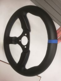 Gainage volant cuir noir Porsche avec bague centrale bleue par RC Sellerie RC Sellerie