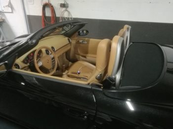 Remplacement de la capote noire en Alpaga avec vitrage en verre d'un Porsche Boxster GTS par RC Sellerie RC Sellerie