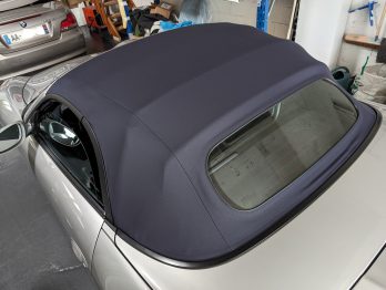 Remplacement de la capote Bleu Métropole en Alpaga avec vitrage en verre d'un Porsche Boxster GTS 986 par RC Sellerie RC Sellerie