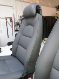 Rénovation cuir et mousse d'un siège de SAAB 900 par RC Sellerie RC Sellerie