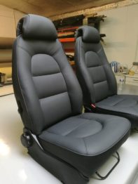 Rénovation cuir et mousse d'un siège de SAAB 900 par RC Sellerie RC Sellerie