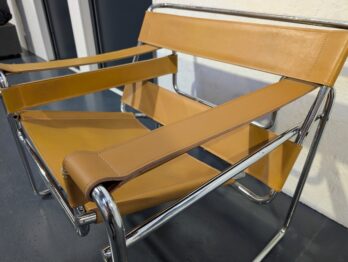 Remplacement d'un accoudoir en cuir sur un fauteuil de salon Knoll par RC Sellerie RC Sellerie