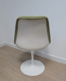 Rénovation totale de sièges Tulipe Knoll par RC Sellerie avec remplacement de la mousse et du tissu - détail de l'arrière dossier RC Sellerie