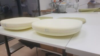 Rénovation de la mousse d'un siège Tulipe Knoll par RC Sellerie RC Sellerie