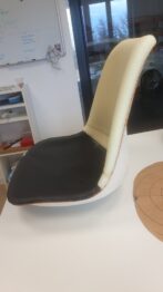 Rénovation de la mousse d'un siège Tulipe Knoll par RC Sellerie RC Sellerie