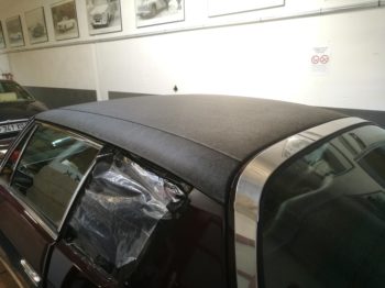 Nouvel encollage du vinyle de toit sur Jensen Interceptor II RC Sellerie