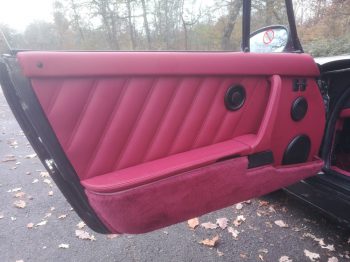 Gainage d'un panneau de porte en cuir rouge Flamencorot sur Porsche 911 - 964 par RC Sellerie RC Sellerie