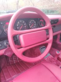 Gainage d'un volant en cuir rouge Flamencorot sur Porsche 911 - 964 par RC Sellerie RC Sellerie