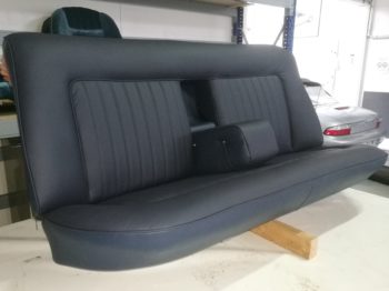 Réalisation d'une sellerie en cuir BMW Dakota bleu marine sur Berline E3 3.0 SI de 1973 - banquette AR RC Sellerie