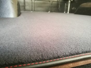 Personnalisation d'une benne Pick UP GMC Cyclone avec moquette épaisse et surpiqûre rouge RC Sellerie
