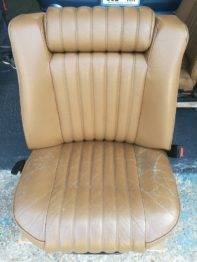 étape 1 : nettoyage du cuir : dossier nettoyé et assise non nettoyée sur cette photo RC Sellerie
