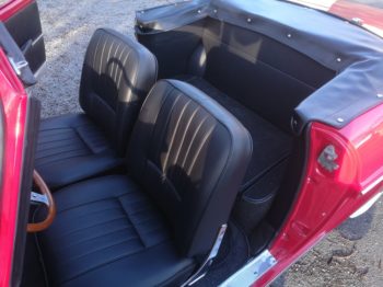 Réalisation d'un couvre-capote en simili sur Renault Floride par RC Sellerie RC Sellerie