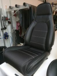Renforcement des mousses et ajout mousse de confort avec nouvelles coiffes en tissu et simili cuir RC Sellerie