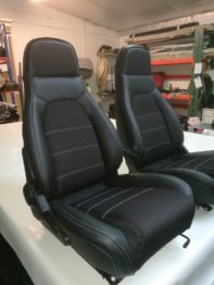 Réalisation de coiffes de sièges MX5 en tissu diamanté et simili  cuir RC Sellerie