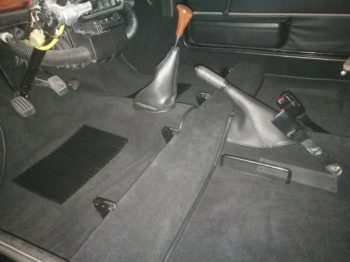 moquette épaisse noire anglaise et réalisation d'un soufflet de frein à main RC Sellerie