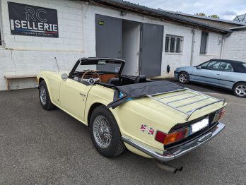 Installation de la capote en vinyle d'une TR6 par RC Sellerie RC Sellerie