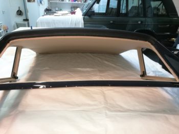 Réalisation d'un ciel de toit en laine, tendu avec baleines, pour ce hard top de TR6 RC Sellerie