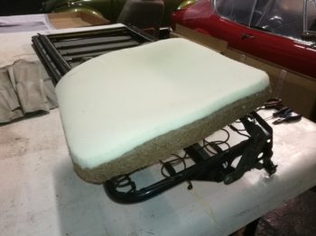Rénovation de la matelassure avec ajout mousse de confort sur crin d'origine - VW Coccinelle RC Sellerie