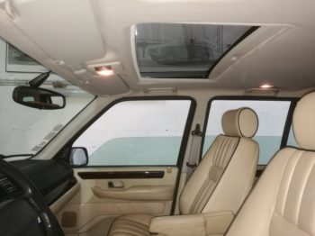 Remplacement du tissu du ciel de toit avec toit ouvrant sur un Range Rover 4.0 SE Holland & Holland par RC Sellerie RC Sellerie