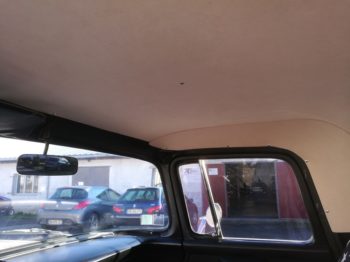 Collage d'un tissu microfibre type alcantara sur ciel de toit - Pick Up Ford US F100 de 1960 par RC Sellerie RC Sellerie