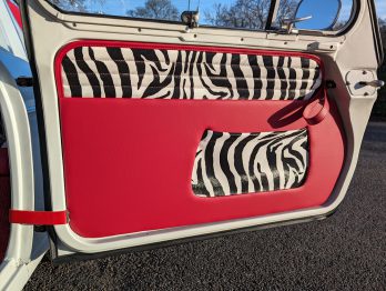 Rénovation et personnalisation des panneaux de portes en simili-cuir Zèbre d'une Vespa 400 par RC Sellerie RC Sellerie