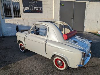 Réalisation d'un couvre capote en vinyle pour une Vespa 400 par RC Sellerie RC Sellerie