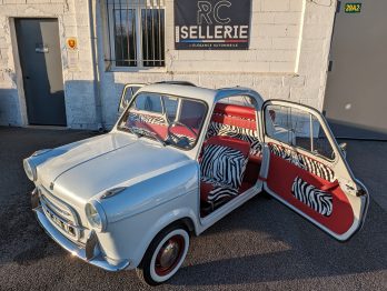Rénovation et personnalisation d'une sellerie en simili-cuir Zèbre d'une Vespa 400 par RC Sellerie RC Sellerie
