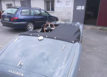 Réalisation et pose d'un couvre tonneau en vinyle sur Triumph TR3 par RC Sellerie RC Sellerie