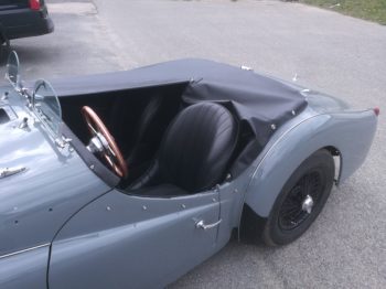 Réalisation et pose d'un couvre tonneau en vinyle sur Triumph TR3 par RC Sellerie RC Sellerie