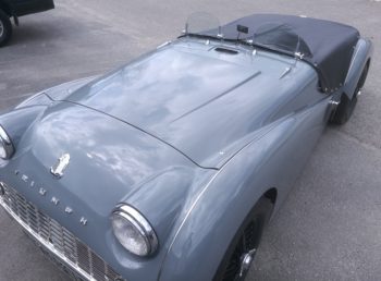Réalisation et pose d'un couvre tonneau en vinyle sur Triumph TR3 par RC Sellerie RC Sellerie