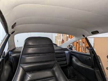 Réalisation d'un ciel de toit tendu en vinyle perforé sur Porsche 911 SC par RC Sellerie RC Sellerie