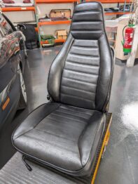 Réparation de l'assise et du dossier en cuir d'une Porsche 911 SC réalisée par RC Sellerie RC Sellerie