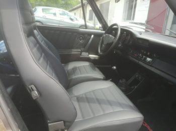 Remplacement des garnitures en cuir noir des places avant sur Porsche 911 SC par RC Sellerie  RC Sellerie