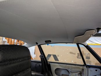Réalisation d'un ciel de toit tendu en vinyle perforé sur Porsche 911 SC par RC Sellerie RC Sellerie