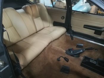 Réalisation en cuir de la banquette arrière et des panneaux de portes d'une Alfa Romeo GTV6 - RC Sellerie RC Sellerie