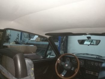 Remplacement du ciel de toit tendu en Alcantara pour une Alfa Romeo GTV6 par l'Atelier RC Sellerie RC Sellerie