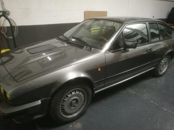 Remplacement du ciel de toit tendu en Alcantara pour une Alfa Romeo GTV6 par l'Atelier RC Sellerie RC Sellerie